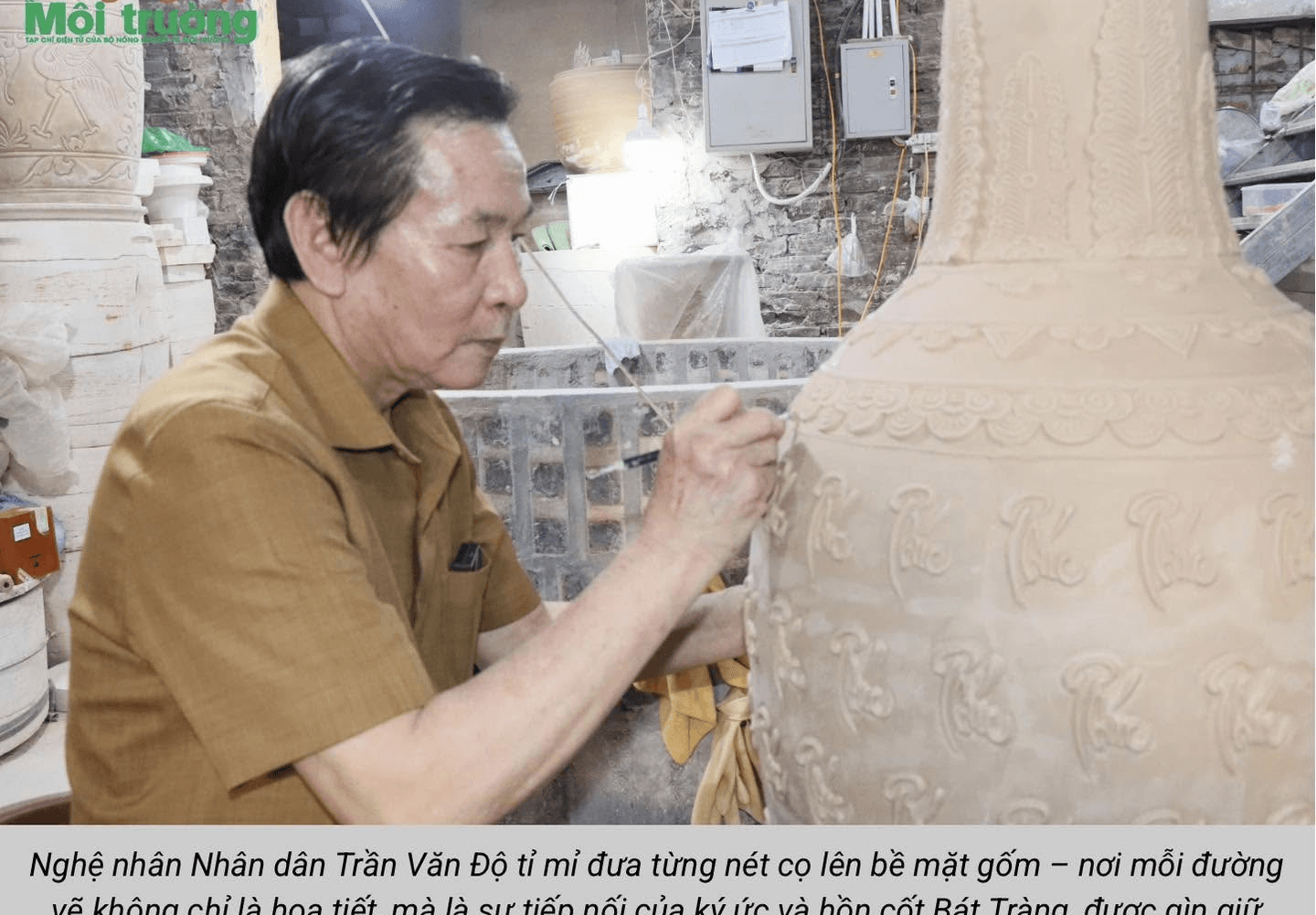 Banner — nghệ nhân Trần Độ trong xưởng gốm